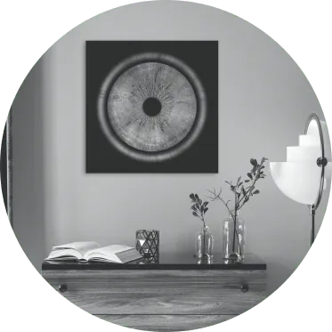 la foto di un iris in una cornice appesa alla parete del soggiorno